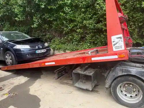 Voiture noire en panne montant sur un plateau