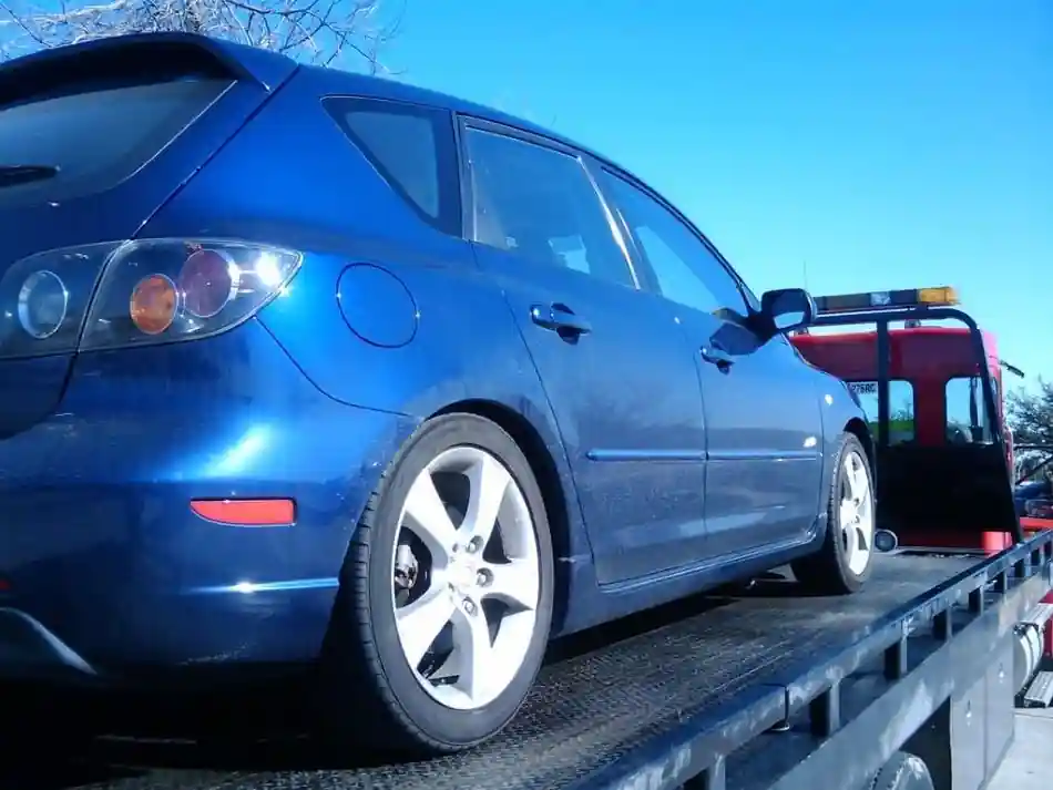 Voiture bleue en panne remorquée
