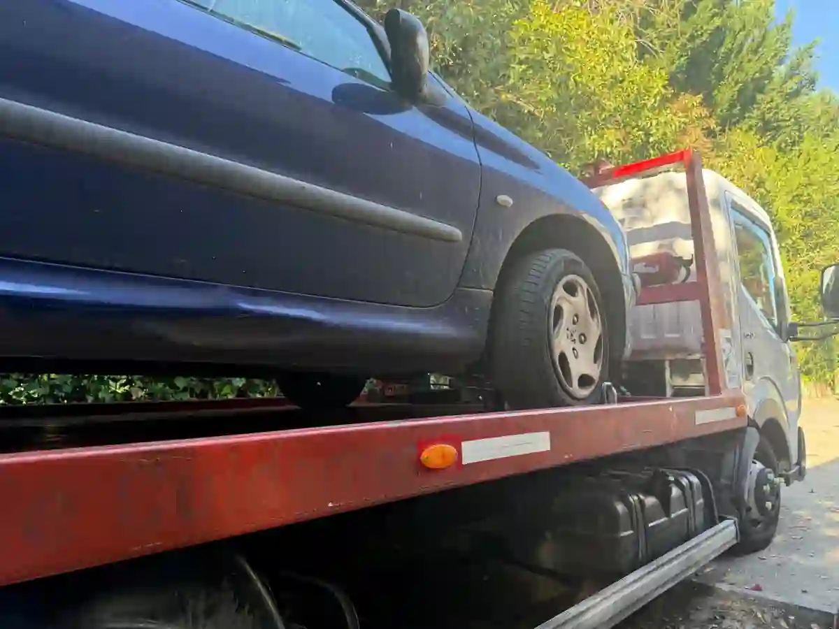 Voiture bleue sur plateau de dépanneuse